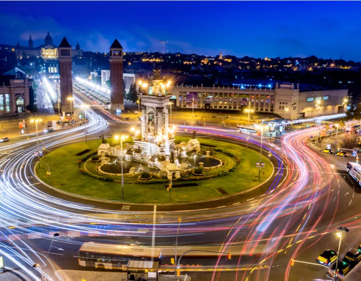 Ciudad iluminada de noche